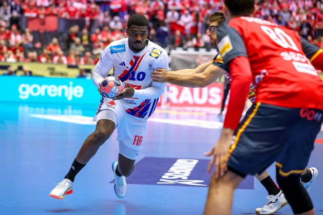 26.01.2026, Handball, Men s EHF EURO 2026, Frankreich - Spanien, Jyske Bank Boxen in Herning, Dänemark, Main Round: Dika Mem (France 10) im Zweikampf gegen Antonio Serradilla Cuenca (Espania 05) Dänemark