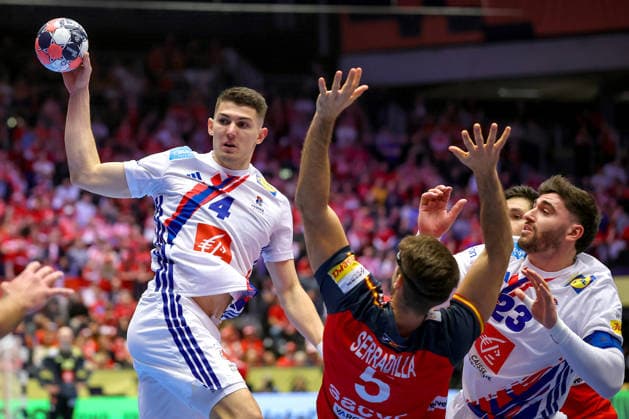 26.01.2026, Handball, Men s EHF EURO 2026, Frankreich - Spanien, Jyske Bank Boxen in Herning, Dänemark, Main Round: Aymeric Minne (France 04) Ludovic Fabregas (France 23) im Zweikampf gegen Antonio Serradilla Cuenca (Espania 05) Dänemark