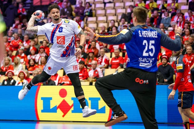 26.01.2026, Handball, Men s EHF EURO 2026, Frankreich - Spanien, Jyske Bank Boxen in Herning, Dänemark, Main Round: Elohim Prandi (France 08) wirft den Ball auf das Tor Sergey Hernandez Ferrer (Espania 25) Dänemark