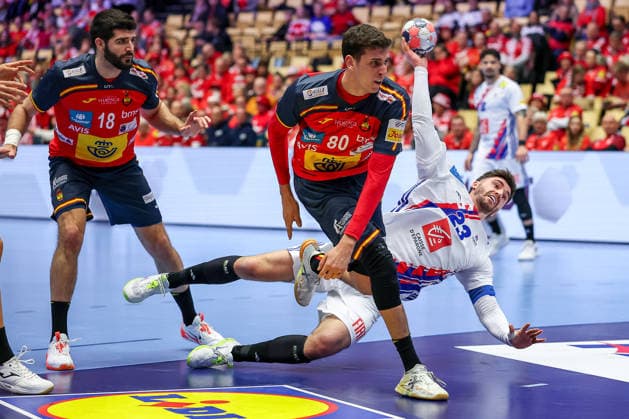 26.01.2026, Handball, Men s EHF EURO 2026, Frankreich - Spanien, Jyske Bank Boxen in Herning, Dänemark, Main Round: Ludovic Fabregas (France 23) im Zweikampf gegen Imanol Garciandia Alustiza (Espania 18) Ian Barrufet Torrebejano (Espania 80) Dänemark