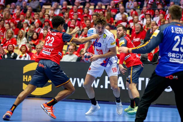 26.01.2026, Handball, Men s EHF EURO 2026, Frankreich - Spanien, Jyske Bank Boxen in Herning, Dänemark, Main Round: Thibaud Briet (France 39) im Zweikampf gegen Marcos Fis Ballester (Espania 22) Sergey Hernandez Ferrer (Espania 25) Dänemark