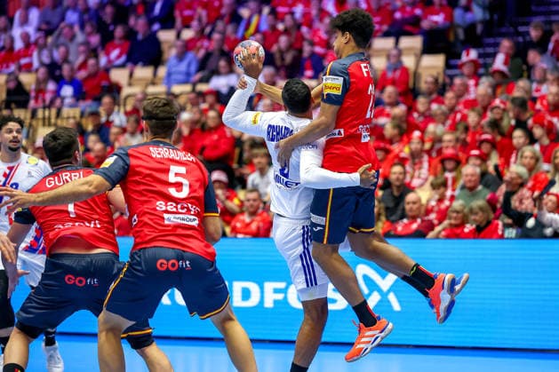 26.01.2026, Handball, Men s EHF EURO 2026, Frankreich - Spanien, Jyske Bank Boxen in Herning, Dänemark, Main Round: Melvyn Richardson (France 09) im Zweikampf gegen Marcos Fis Ballester (Espania 22) Dänemark