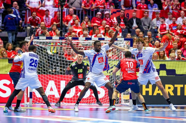 26.01.2026, Handball, Men s EHF EURO 2026, Frankreich - Spanien, Jyske Bank Boxen in Herning, Dänemark, Main Round: Benoit Kounkoud (France 29) Karl Konan (France 34) Thibaud Briet (France 39) im Zweikampf gegen Alex Dujshebaev Dovichebaeva (Espania 10) Dänemark