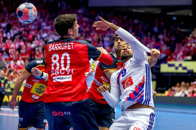 26.01.2026, Handball, Men s EHF EURO 2026, Frankreich - Spanien, Jyske Bank Boxen in Herning, Dänemark, Main Round: Ian Barrufet Torrebejano (Espania 80) und Antonio Serradilla Cuenca (Espania 05) im Zweikampf gegen Melvyn Richardson (France 09) Dänemark