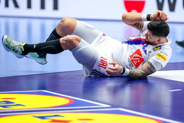 26.01.2026, Handball, Men s EHF EURO 2026, Frankreich - Spanien, Jyske Bank Boxen in Herning, Dänemark, Main Round: Ludovic Fabregas (France 23) liegt mit Schmerzen enttäuscht Enttäuschung auf dem Spielfeld Dänemark