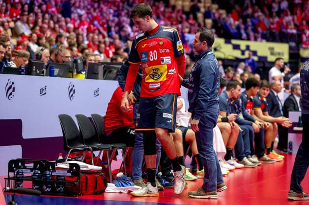 26.01.2026, Handball, Men s EHF EURO 2026, Frankreich - Spanien, Jyske Bank Boxen in Herning, Dänemark, Main Round: Ian Barrufet Torrebejano (Espania 80) mit Schmerzen Dänemark
