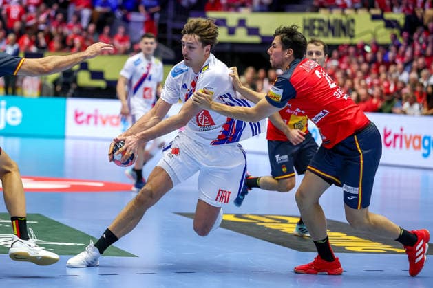26.01.2026, Handball, Men s EHF EURO 2026, Frankreich - Spanien, Jyske Bank Boxen in Herning, Dänemark, Main Round: Thibaud Briet (France 39) im Zweikampf gegen Gauthier Ivah (France 24) Dänemark
