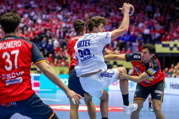 26.01.2026, Handball, Men s EHF EURO 2026, Frankreich - Spanien, Jyske Bank Boxen in Herning, Dänemark, Main Round: Thibaud Briet (France 39) im Zweikampf gegen Gauthier Ivah (France 24) Dänemark