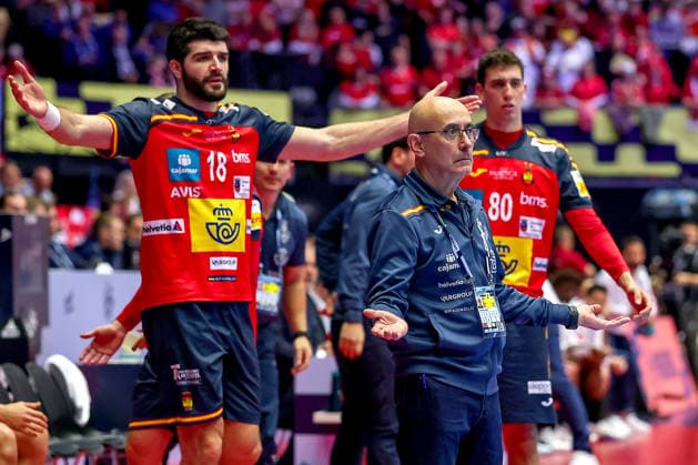 26.01.2026, Handball, Men s EHF EURO 2026, Frankreich - Spanien, Jyske Bank Boxen in Herning, Dänemark, Main Round: Headcoach Jordi Ribera Romans (Espania hc) gestikulierend am Spielfeldrand Dänemark