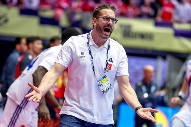 26.01.2026, Handball, Men s EHF EURO 2026, Frankreich - Spanien, Jyske Bank Boxen in Herning, Dänemark, Main Round: Headcoach Guillaume Gille (France hc) gestikulierend am Spielfeldrand Dänemark