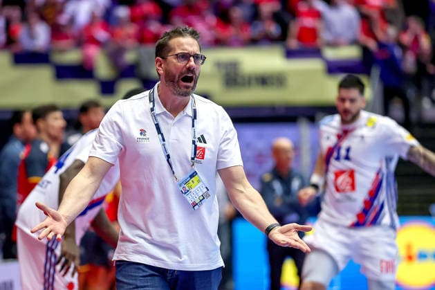 26.01.2026, Handball, Men s EHF EURO 2026, Frankreich - Spanien, Jyske Bank Boxen in Herning, Dänemark, Main Round: Headcoach Guillaume Gille (France hc) gestikulierend am Spielfeldrand Dänemark