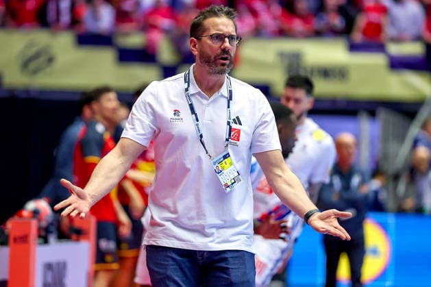 26.01.2026, Handball, Men s EHF EURO 2026, Frankreich - Spanien, Jyske Bank Boxen in Herning, Dänemark, Main Round: Headcoach Guillaume Gille (France hc) gestikulierend am Spielfeldrand Dänemark