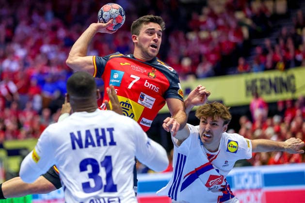 26.01.2026, Handball, Men s EHF EURO 2026, Frankreich - Spanien, Jyske Bank Boxen in Herning, Dänemark, Main Round: Jan Gurri Aregay (Espania 07) wirft den Ball auf das Tor gegen Dylan Nahi (France 31) Thibaud Briet (France 39) Dänemark