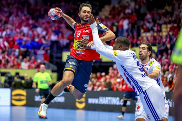 26.01.2026, Handball, Men s EHF EURO 2026, Frankreich - Spanien, Jyske Bank Boxen in Herning, Dänemark, Main Round: Ian Tarrafeta Serrano (Espania 09) wirft den Ball auf das Tor gegen Dylan Nahi (France 31) Julien Bos (France 06) Dänemark