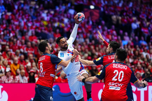 Agustin Casado (Spanien, 08), Melvyn Richardson (Frankreich, 09), Alex Dujshebaev (Spanien, 10) DEN, Spanien vs. Frankreich, Handball, EHF Europameisterschaft 2026, Hauptrunde, Spieltag 3, 26.01.2026 DEN, Spanien vs. Frankreich, Handball, EHF Europameisterschaft 2026, Hauptrunde, Spieltag 3, 26.01.2026 Herning Copyright: xEibner-Pressefoto MarcelxvonxFehrnx EP_MFN