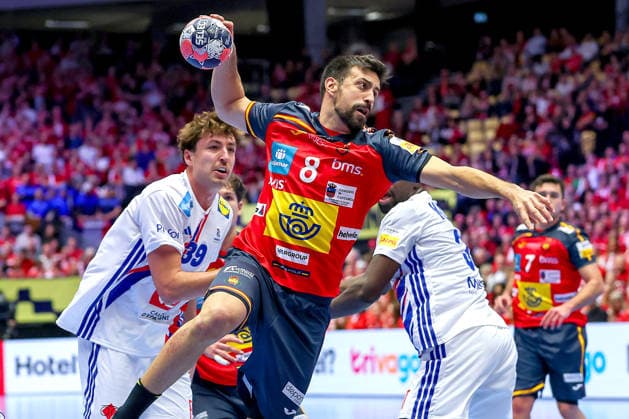 26.01.2026, Handball, Men s EHF EURO 2026, Frankreich - Spanien, Jyske Bank Boxen in Herning, Dänemark, Main Round: Agustin Casado Marcelo (Espania 08) wirft den Ball auf das Tor Dänemark