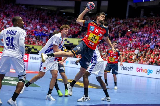 26.01.2026, Handball, Men s EHF EURO 2026, Frankreich - Spanien, Jyske Bank Boxen in Herning, Dänemark, Main Round: Agustin Casado Marcelo (Espania 08) wirft den Ball auf das Tor Dänemark