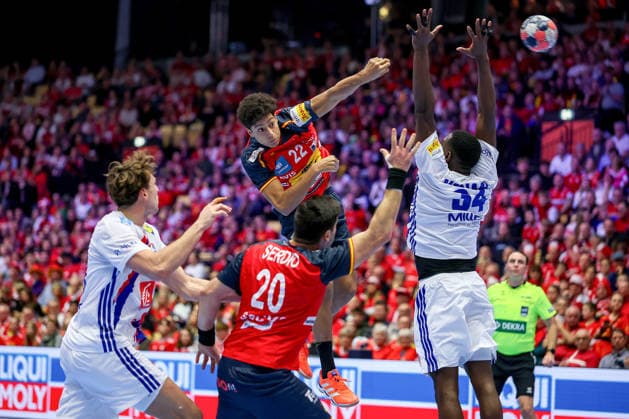 26.01.2026, Handball, Men s EHF EURO 2026, Frankreich - Spanien, Jyske Bank Boxen in Herning, Dänemark, Main Round: Marcos Fis Ballester (Espania 22) wirft den Ball auf das Tor gegen Karl Konan (France 34) Dänemark *** 26 01 2026, Handball, Men s EHF EURO 2026, France Spain, Jyske Bank Boxing in Herning, Denmark, Main Round Marcos Fis Ballester Espania 22 throws the ball on goal against Karl Konan France 34 Denmark