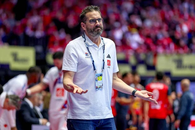 26.01.2026, Handball, Men s EHF EURO 2026, Frankreich - Spanien, Jyske Bank Boxen in Herning, Dänemark, Main Round: Headcoach Guillaume Gille (France hc) gestikulierend am Spielfeldrand enttäuscht Enttäuschung Dänemark