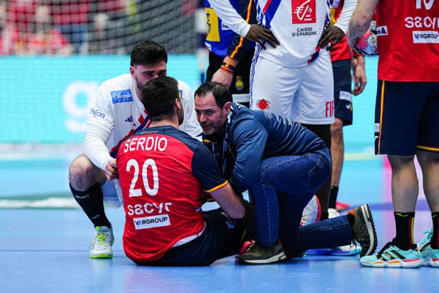 Verletzung Abel Serdio (Spanien, 20) DEN, Spanien vs. Frankreich, Handball, EHF Europameisterschaft 2026, Hauptrunde, Spieltag 3, 26.01.2026 DEN, Spanien vs. Frankreich, Handball, EHF Europameisterschaft 2026, Hauptrunde, Spieltag 3, 26.01.2026 Herning *** Injury Abel Serdio Spain, 20 DEN, Spain vs France, Handball, EHF European Championship 2026, Main Round, Matchday 3, 26 01 2026 DEN, Spain vs France, Handball, EHF European Championship 2026, Main Round, Matchday 3, 26 01 2026 Herning Copyright: xEibner-Pressefoto MarcelxvonxFehrnx EP_MFN