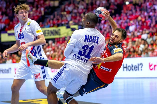 26.01.2026, Handball, Men s EHF EURO 2026, Frankreich - Spanien, Jyske Bank Boxen in Herning, Dänemark, Main Round: Ian Tarrafeta Serrano (Espania 09) im Zweikampf gegen Dylan Nahi (France 31) Dänemark