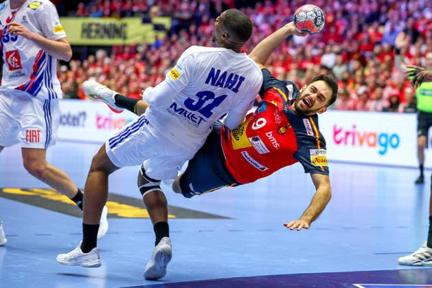 26.01.2026, Handball, Men s EHF EURO 2026, Frankreich - Spanien, Jyske Bank Boxen in Herning, Dänemark, Main Round: Ian Tarrafeta Serrano (Espania 09) im Zweikampf gegen Dylan Nahi (France 31) Dänemark