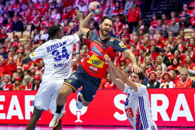 26.01.2026, Handball, Men s EHF EURO 2026, Frankreich - Spanien, Jyske Bank Boxen in Herning, Dänemark, Main Round: Ian Tarrafeta Serrano (Espania 09) im Zweikampf gegen Karl Konan (France 34) Julien Bos (France 06) Dänemark
