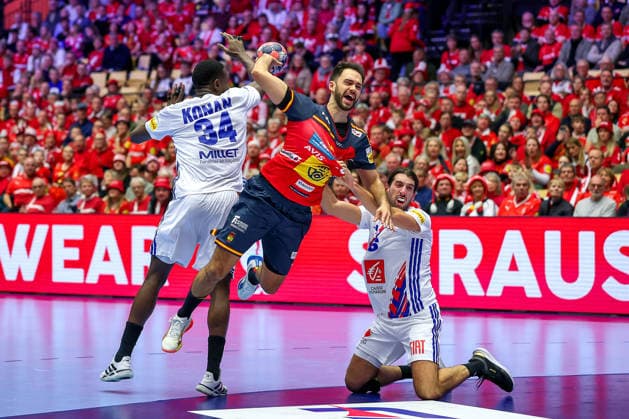 26.01.2026, Handball, Men s EHF EURO 2026, Frankreich - Spanien, Jyske Bank Boxen in Herning, Dänemark, Main Round: Ian Tarrafeta Serrano (Espania 09) im Zweikampf gegen Karl Konan (France 34) Julien Bos (France 06) Dänemark