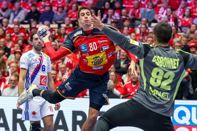 26.01.2026, Handball, Men s EHF EURO 2026, Frankreich - Spanien, Jyske Bank Boxen in Herning, Dänemark, Main Round: Ian Barrufet Torrebejano (Espania 80) wirft den Ball auf das Tor Remi Desbonnet (France 92) Dänemark