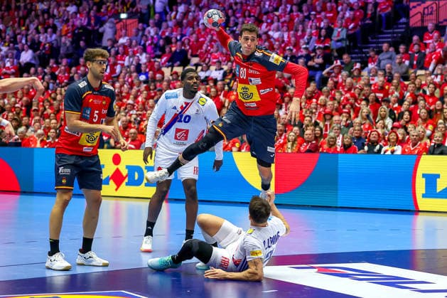 26.01.2026, Handball, Men s EHF EURO 2026, Frankreich - Spanien, Jyske Bank Boxen in Herning, Dänemark, Main Round: Ian Barrufet Torrebejano (Espania 80) wirft den Ball auf das Tor Dänemark