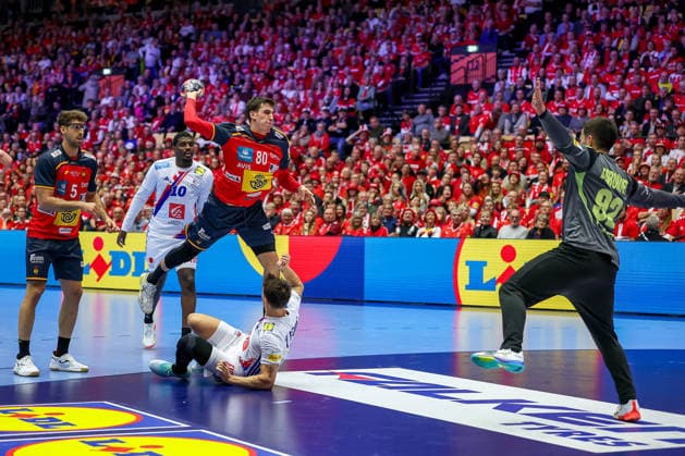 26.01.2026, Handball, Men s EHF EURO 2026, Frankreich - Spanien, Jyske Bank Boxen in Herning, Dänemark, Main Round: Ian Barrufet Torrebejano (Espania 80) wirft den Ball auf das Tor Dänemark