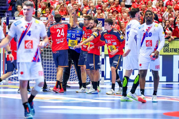 26.01.2026, Handball, Men s EHF EURO 2026, Frankreich - Spanien, Jyske Bank Boxen in Herning, Dänemark, Main Round: Jubel nach dem Sieg der Spanier gegen Frankreich. Daniel Dujshebaev Dovichebaeva (Espania 24) Antonio Serradilla Cuenca (Espania 05) Ian Tarrafeta Serrano (Espania 09) Ian Barrufet Torrebejano (Espania 80) Dänemark