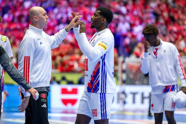 26.01.2026, Handball, Men s EHF EURO 2026, Frankreich - Spanien, Jyske Bank Boxen in Herning, Dänemark, Main Round: Enttäuschung bei den Franzosen nach der Niederlage gegen Spanien. Charles Bolzinger (France 16) Dika Mem (France 10) enttäuscht Enttäuschung Dänemark