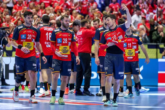 26.01.2026, Handball, Men s EHF EURO 2026, Frankreich - Spanien, Jyske Bank Boxen in Herning, Dänemark, Main Round: Jubel nach dem Sieg der Spanier gegen Frankreich. Abel Serdio Guntin (Espania 20) Aleix Gomez Abello (Espania 28) Alex Dujshebaev Dovichebaeva (Espania 10) gestikulierend auf dem Spielfeld Dänemark