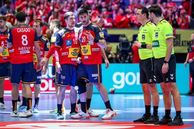 26.01.2026, Handball, Men s EHF EURO 2026, Frankreich - Spanien, Jyske Bank Boxen in Herning, Dänemark, Main Round: Jubel nach dem Sieg der Spanier gegen Frankreich. Abel Serdio Guntin (Espania 20) gestikulierend auf dem Spielfeld neben Schiedsrichter Dänemark