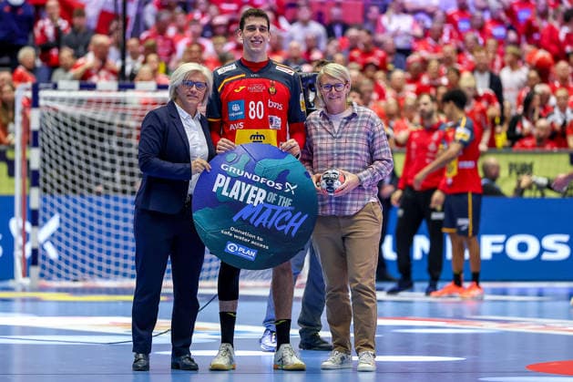 26.01.2026, Handball, Men s EHF EURO 2026, Frankreich - Spanien, Jyske Bank Boxen in Herning, Dänemark, Main Round: Jubel nach dem Sieg der Spanier gegen Frankreich. Player of the Match Ehrung Auszeichnung Ian Barrufet Torrebejano (Espania 80) POTM Dänemark *** 26 01 2026, Handball, Men s EHF EURO 2026, France Spain, Jyske Bank Boxing in Herning, Denmark, Main Round Cheers after Spains victory against France Player of the Match Award Ian Barrufet Torrebejano Espania 80 POTM Denmark