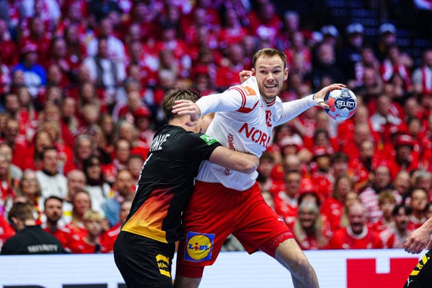 Johannes Golla (Deutschland, 04), Mathias Gidsel (Daenemark, 19) DEN, Deutschland vs. Daenemark, Handball, EHF Europameisterschaft 2026, Hauptrunde, Spieltag 3, 26.01.2026 DEN, Deutschland vs. Daenemark, Handball, EHF Europameisterschaft 2026, Hauptrunde, Spieltag 3, 26.01.2026 Herning Copyright: xEibner-Pressefoto MarcelxvonxFehrnx EP_MFN