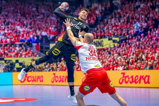 26.01.2026, Handball, Men s EHF EURO 2026, Deutschland - Dänemark, Jyske Bank Boxen in Herning, Dänemark, Main Round: Marko Grgic (Germany 71) im Zweikampf gegen Simon Hald Jensen (Denmark 34) Dänemark