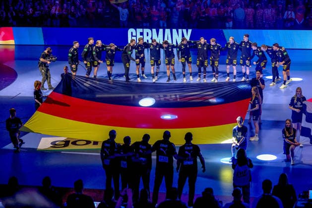 26.01.2026, Handball, Men s EHF EURO 2026, Deutschland - Dänemark, Jyske Bank Boxen in Herning, Dänemark, Main Round: Das deutsche Team steht bei der Nationalhymne Arm in Arm zusammen. Dänemark