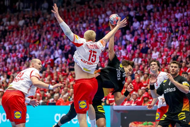 26.01.2026, Handball, Men s EHF EURO 2026, Deutschland - Dänemark, Jyske Bank Boxen in Herning, Dänemark, Main Round: Magnus Saugstrup Jensen (Denmark 15) im Zweikampf gegen Julian Köster (Germany 18) Dänemark *** 26 01 2026, Handball, Men s EHF EURO 2026, Germany Denmark, Jyske Bank Boxen in Herning, Denmark, Main Round Magnus Saugstrup Jensen Denmark 15 in a duel against Julian Köster Germany 18 Denmark