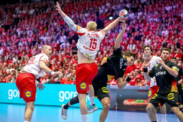 26.01.2026, Handball, Men s EHF EURO 2026, Deutschland - Dänemark, Jyske Bank Boxen in Herning, Dänemark, Main Round: Magnus Saugstrup Jensen (Denmark 15) im Zweikampf gegen Julian Köster (Germany 18) Dänemark