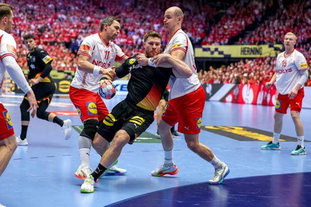 26.01.2026, Handball, Men s EHF EURO 2026, Deutschland - Dänemark, Jyske Bank Boxen in Herning, Dänemark, Main Round: Johannes Golla (Germany 04) im Zweikampf gegen Rasmus Lauge Schmidt (Denmark 11) Simon Hald Jensen (Denmark 34) Dänemark