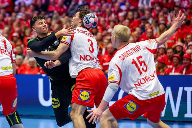 26.01.2026, Handball, Men s EHF EURO 2026, Deutschland - Dänemark, Jyske Bank Boxen in Herning, Dänemark, Main Round: Marko Grgic (Germany 71) im Zweikampf gegen Niclas Vest Kirkelokke (Denmark 03) Magnus Saugstrup Jensen (Denmark 15) Dänemark