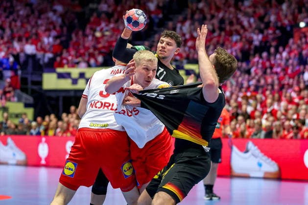 26.01.2026, Handball, Men s EHF EURO 2026, Deutschland - Dänemark, Jyske Bank Boxen in Herning, Dänemark, Main Round: Marko Grgic (Germany 71) und Johannes Golla (Germany 04) im Zweikampf gegen Niclas Vest Kirkelokke (Denmark 03) Magnus Saugstrup Jensen (Denmark 15) Dänemark
