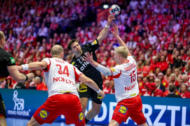 26.01.2026, Handball, Men s EHF EURO 2026, Deutschland - Dänemark, Jyske Bank Boxen in Herning, Dänemark, Main Round: Renars Uscins (Germany 23) im Zweikampf gegen Simon Hald Jensen (Denmark 34) Magnus Saugstrup Jensen (Denmark 15) Dänemark