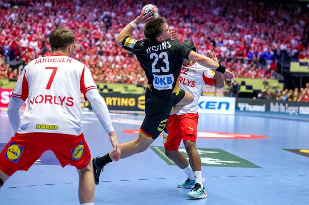 26.01.2026, Handball, Men s EHF EURO 2026, Deutschland - Dänemark, Jyske Bank Boxen in Herning, Dänemark, Main Round: Renars Uscins (Germany 23) wirft den Ball auf das Tor Dänemark