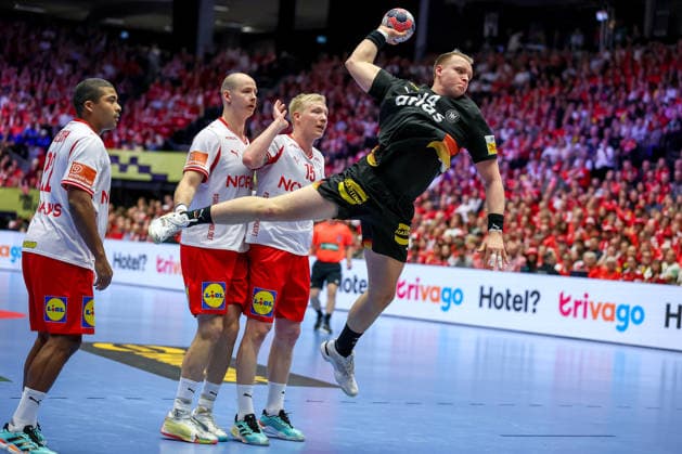 26.01.2026, Handball, Men s EHF EURO 2026, Deutschland - Dänemark, Jyske Bank Boxen in Herning, Dänemark, Main Round: Justus Fischer (Germany 54) wirft den Ball auf das Tor Dänemark