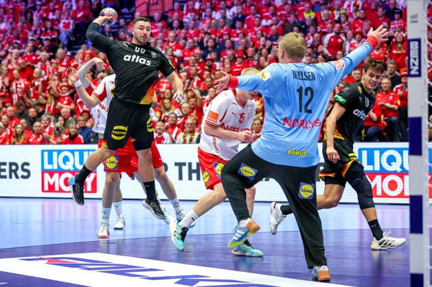 26.01.2026, Handball, Men s EHF EURO 2026, Deutschland - Dänemark, Jyske Bank Boxen in Herning, Dänemark, Main Round: Jannik Kohlbacher (Germany 80) wirft den Ball auf das Tor Emil Nielsen (Denmark 12) Dänemark