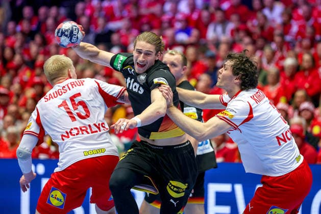 26.01.2026, Handball, Men s EHF EURO 2026, Deutschland - Dänemark, Jyske Bank Boxen in Herning, Dänemark, Main Round: Juri Knorr (Germany 15) im Zweikampf gegen Magnus Saugstrup Jensen (Denmark 15) Niclas Vest Kirkelokke (Denmark 03) Dänemark