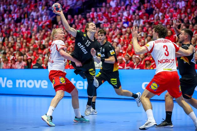 26.01.2026, Handball, Men s EHF EURO 2026, Deutschland - Dänemark, Jyske Bank Boxen in Herning, Dänemark, Main Round: Juri Knorr (Germany 15) im Zweikampf gegen Magnus Saugstrup Jensen (Denmark 15) Niclas Vest Kirkelokke (Denmark 03) Dänemark